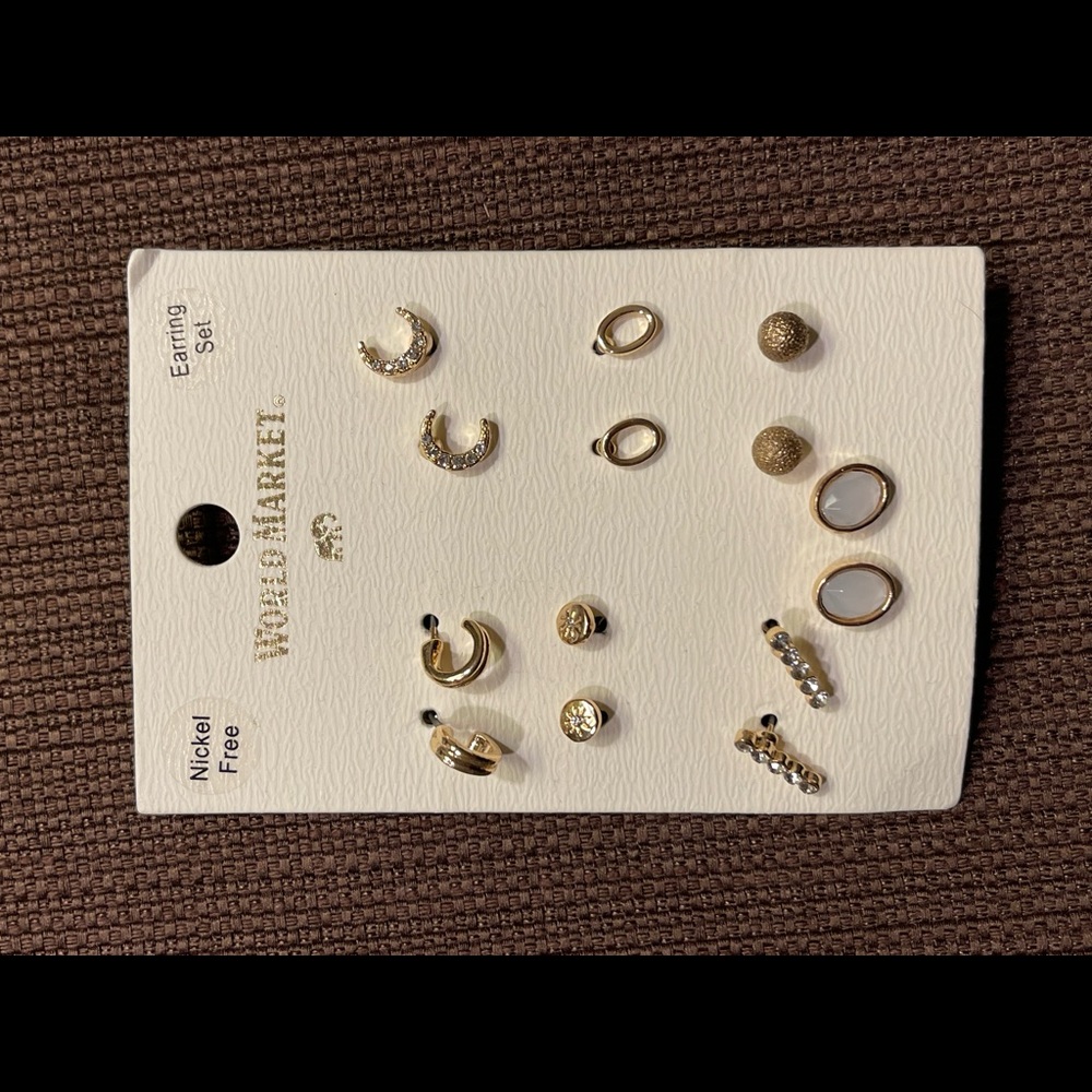 Gold earrings set